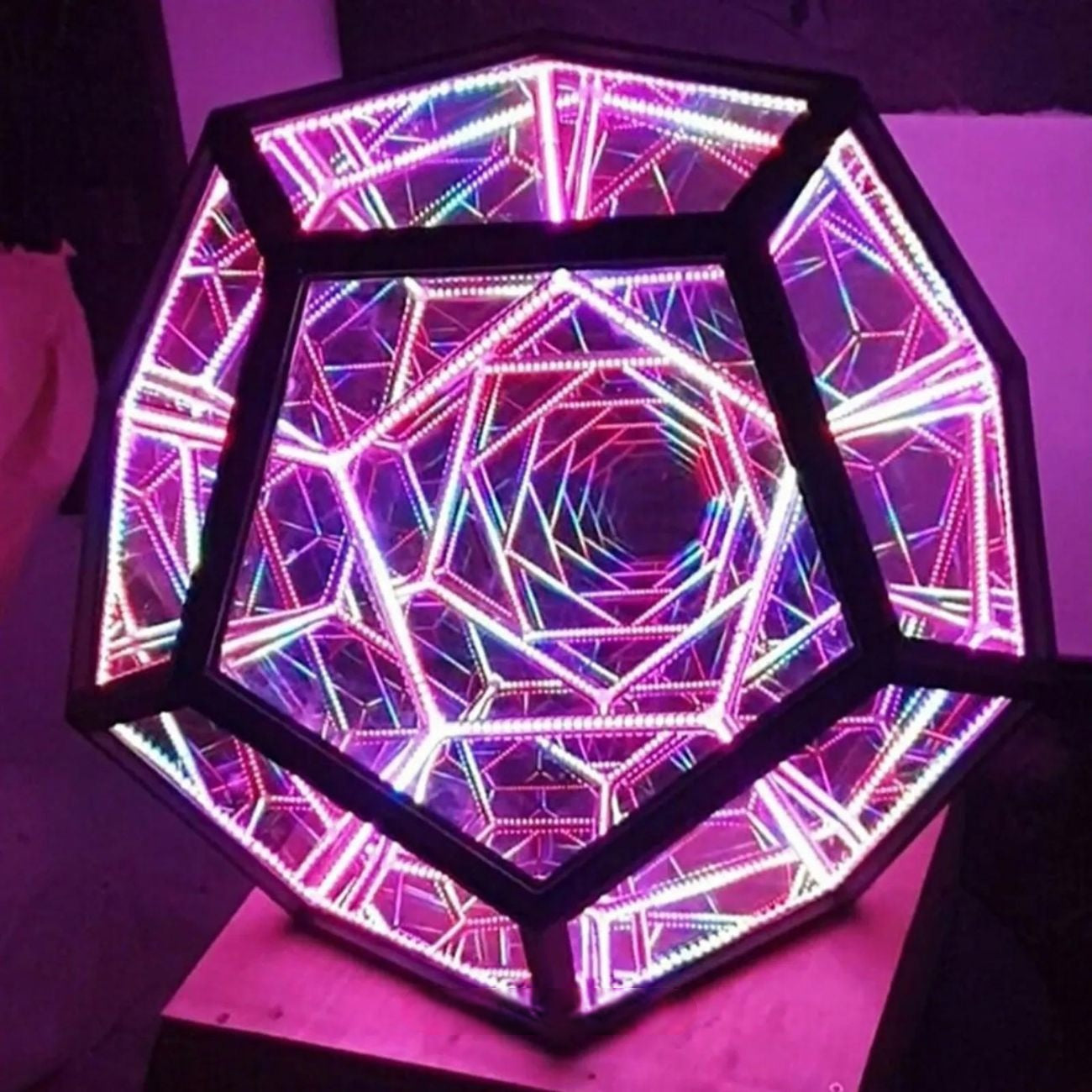 3D LED Globes with Deep Visual Effect